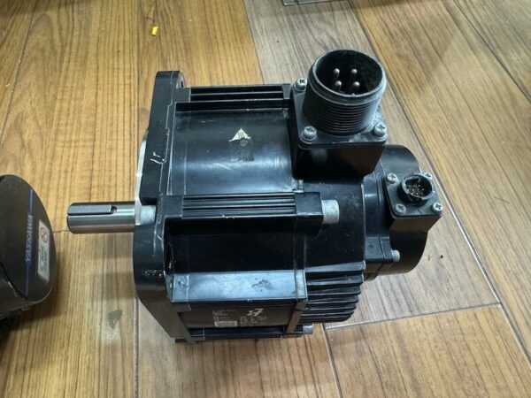 Servo motor Yaskawa Sigma 7 1kw SGM7G-09AFC61