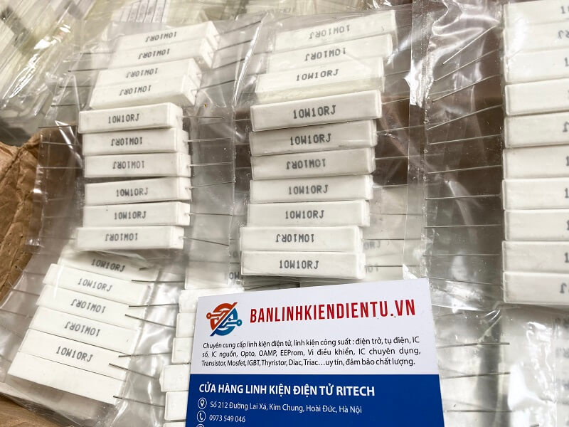 Điện trở sứ 10W 10R 10W10RJ (chân nằm ngang) 1 Điện trở sứ 10W 10R 10W10RJ (chân nằm ngang)