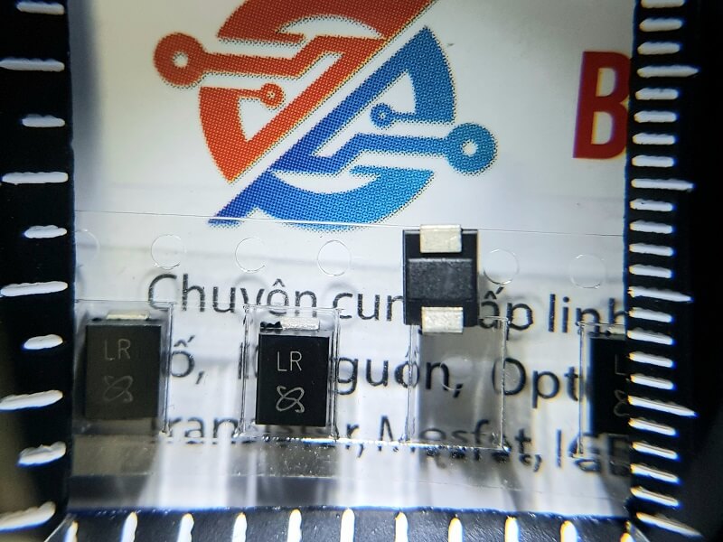 SMBJ17A-E3/52 SMBJ17A LR Diode TVS 17V DO-214AA 1 SMBJ17A-E3/52 SMBJ17A LR Diode TVS 17V DO-214AA